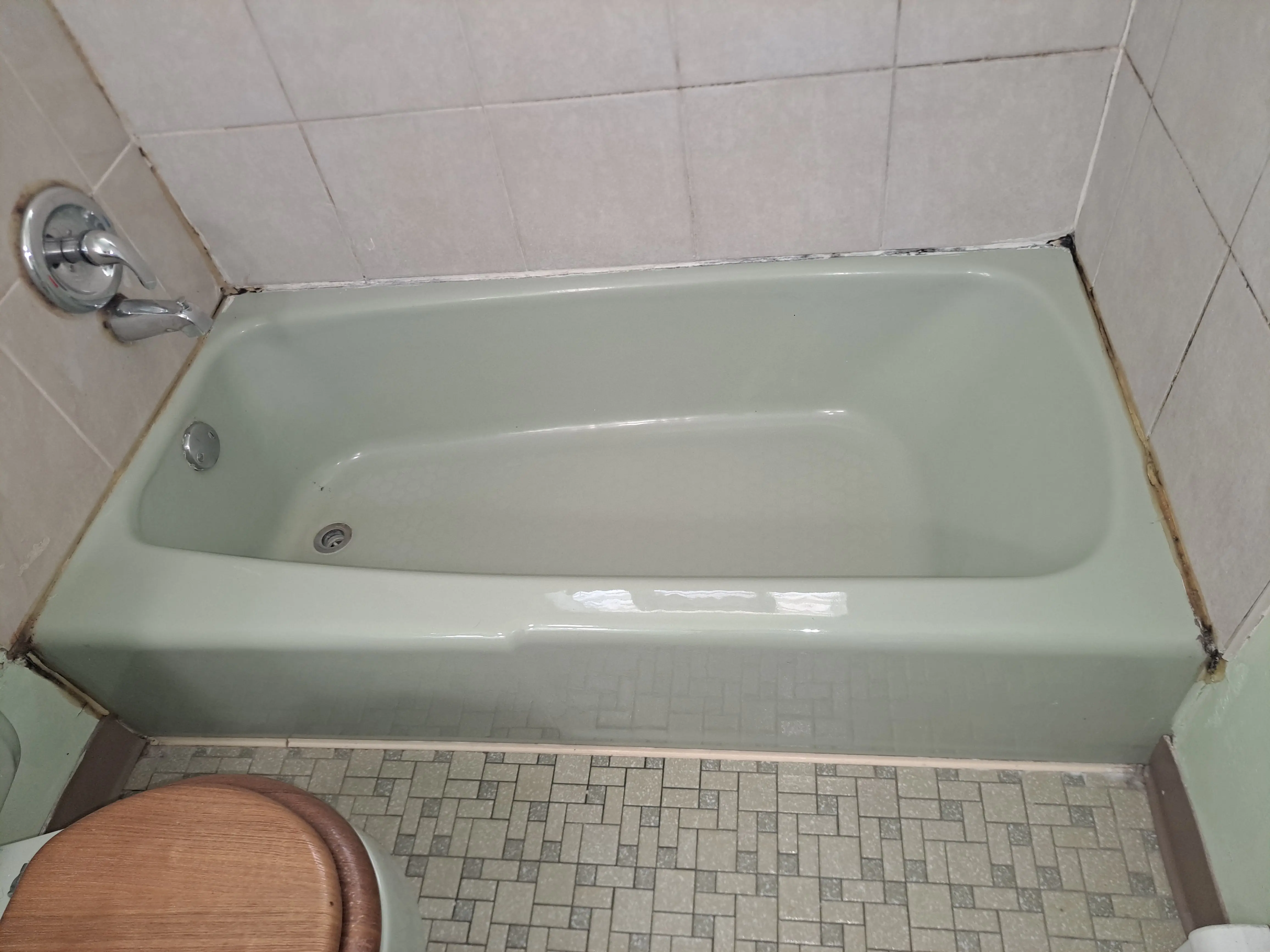 Fresh white refinished bathtub in a Park Ridge home