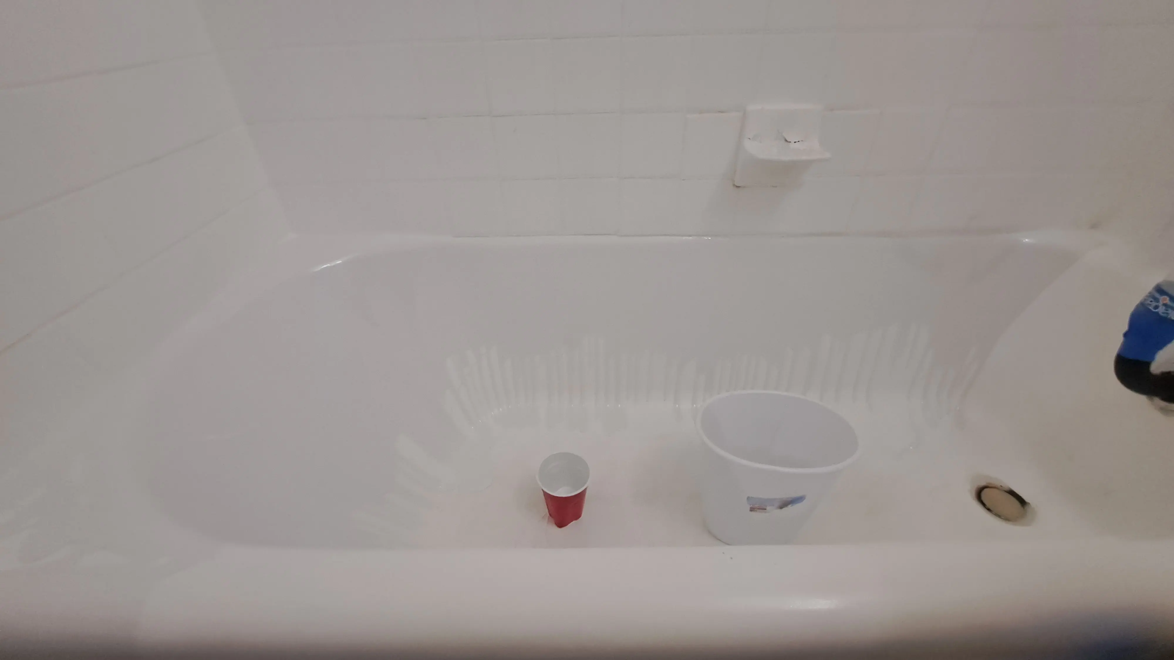 Final inspection of the refinished bathtub surface